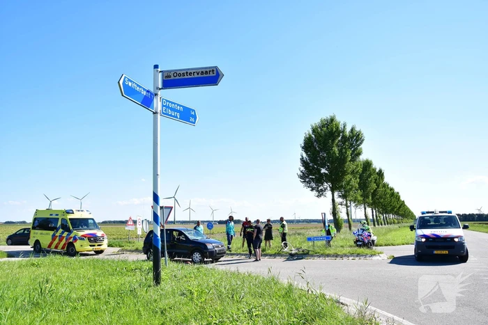 Wielrenner geschept op kruising