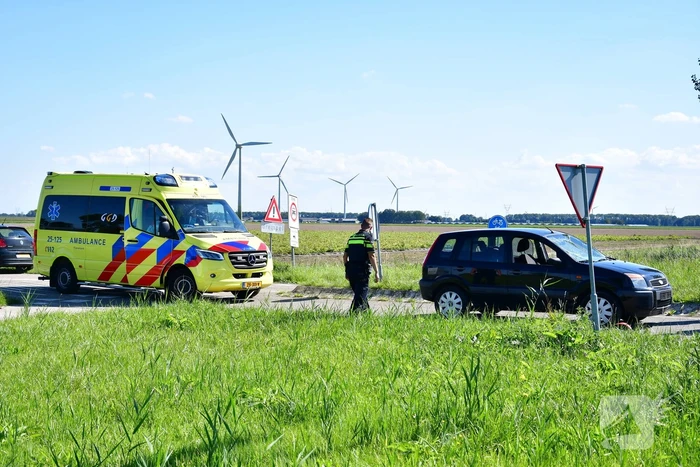 Wielrenner geschept op kruising