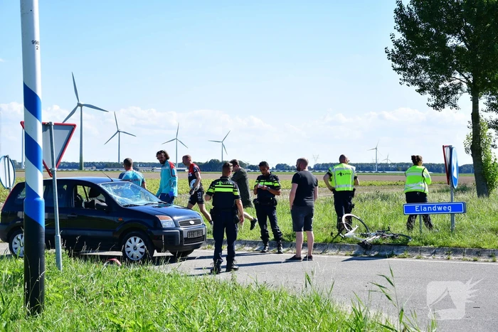 Wielrenner geschept op kruising