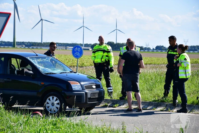Wielrenner geschept op kruising