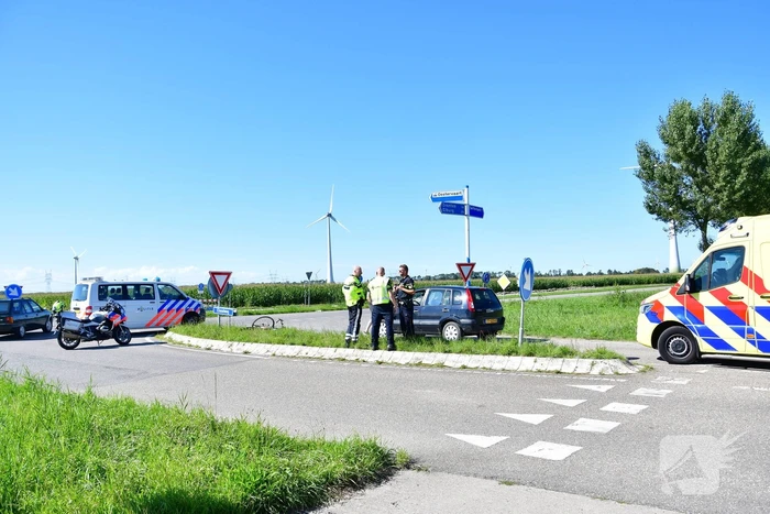 Wielrenner geschept op kruising