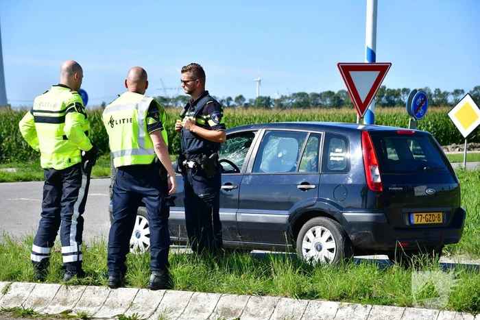 Wielrenner geschept op kruising