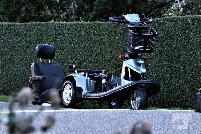 Scootmobiel vliegt in brand