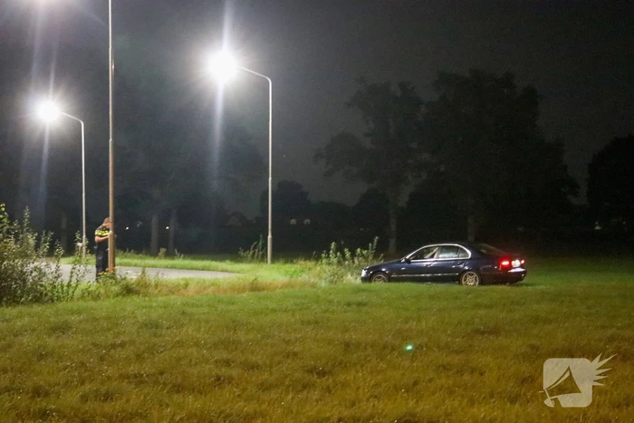Auto crasht in weiland, bestuurder gevlucht