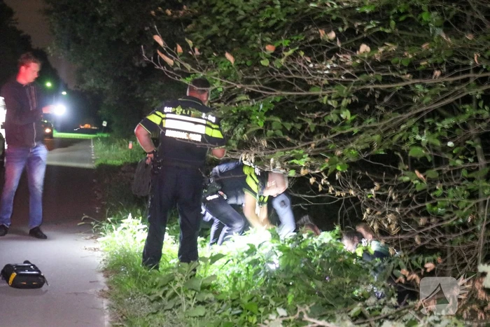 Auto crasht in weiland, bestuurder gevlucht