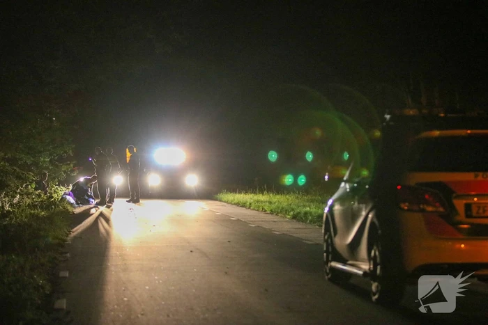 Auto crasht in weiland, bestuurder gevlucht