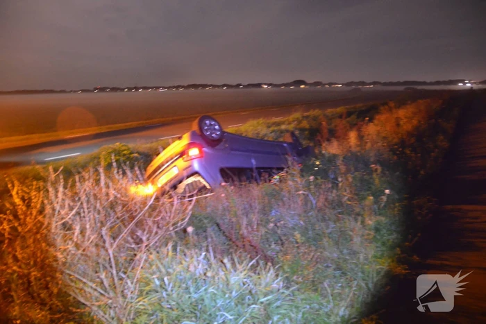 Auto belandt op zijn kop in droge sloot