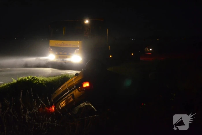 Auto belandt op zijn kop in droge sloot