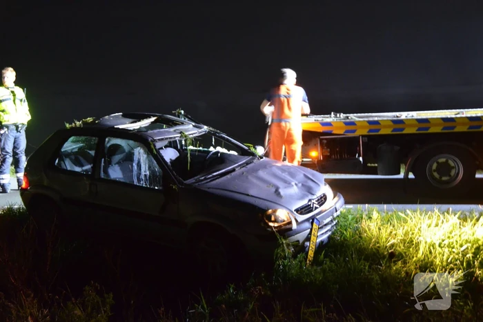 Auto belandt op zijn kop in droge sloot