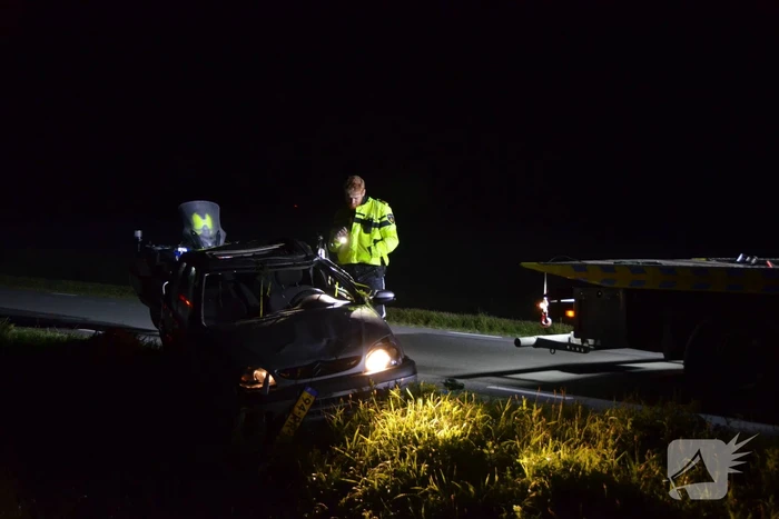 Auto belandt op zijn kop in droge sloot