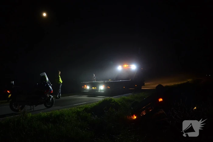 Auto belandt op zijn kop in droge sloot