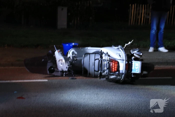 Beschonken bestuurder crasht op kliko en raakt gewond