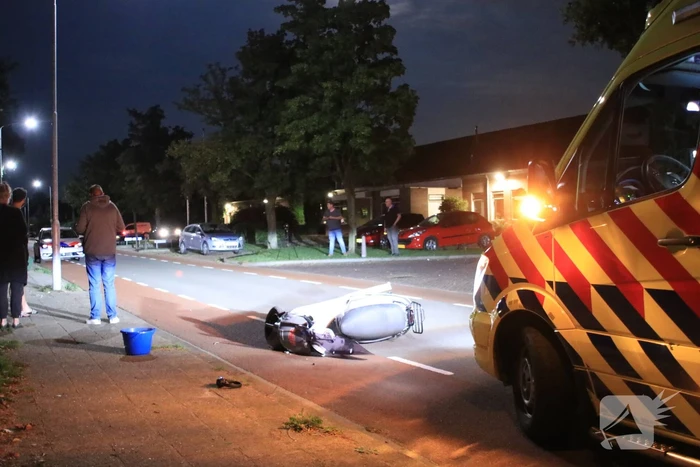 Beschonken bestuurder crasht op kliko en raakt gewond