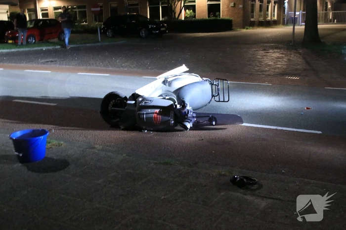 Beschonken bestuurder crasht op kliko en raakt gewond