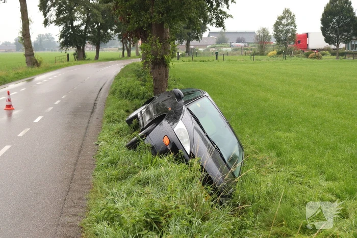 Auto raakt van de weg en belandt in de sloot
