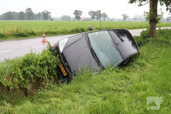 Auto raakt van de weg en belandt in de sloot