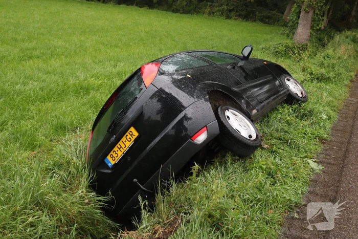 Auto raakt van de weg en belandt in de sloot