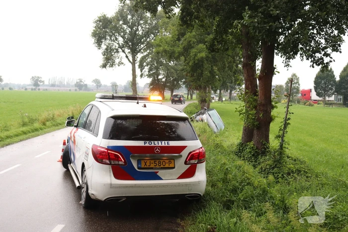 Auto raakt van de weg en belandt in de sloot