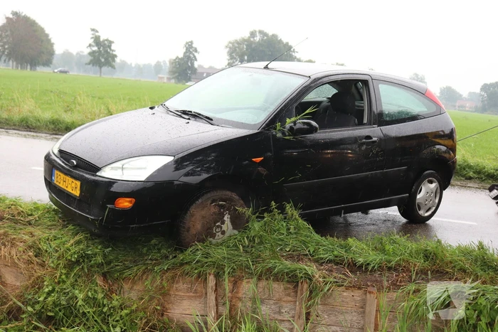 Auto raakt van de weg en belandt in de sloot