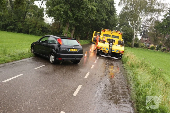Auto raakt van de weg en belandt in de sloot
