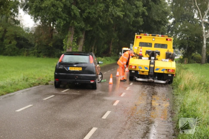 Auto raakt van de weg en belandt in de sloot