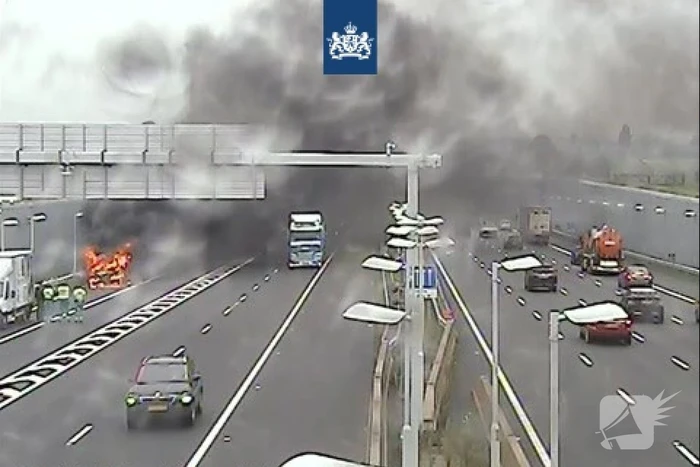 Auto gaat in vlammen op voor Ketheltunnel
