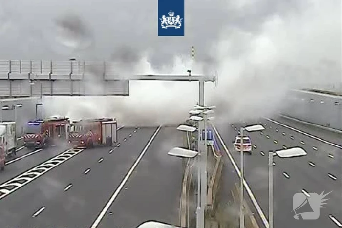 Auto gaat in vlammen op voor Ketheltunnel