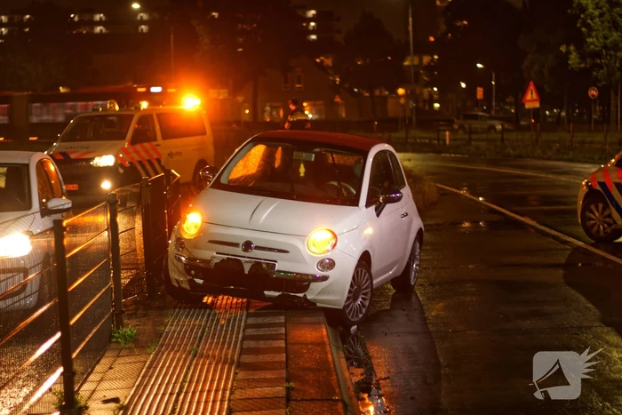 Automobilist verliest macht over het stuur en ramt hek van busbaan
