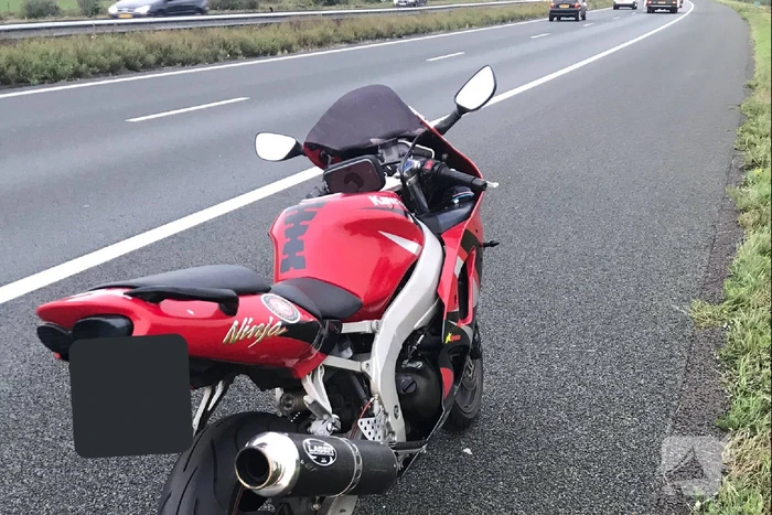 Kawasaki Ninja motor achtergelaten op vluchtstrook A50