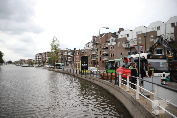Stadsbus rijdt tegen containerbak