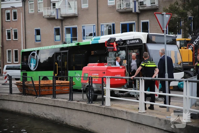 Stadsbus rijdt tegen containerbak