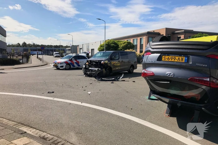 Auto belandt op z'n kop na aanrijding met bestelbus