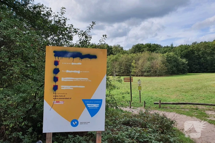 Corona COVID-19 waarschuwingsbord gemolesteerd bij bosrand
