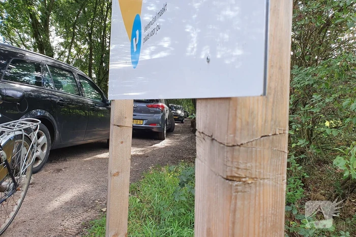 Corona COVID-19 waarschuwingsbord gemolesteerd bij bosrand
