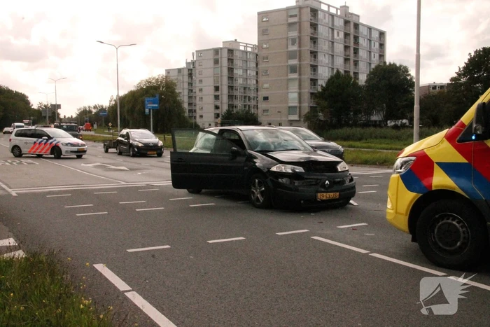 Twee auto's botsen op elkaar voor stoplicht