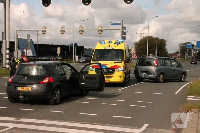 Twee auto's botsen op elkaar voor stoplicht