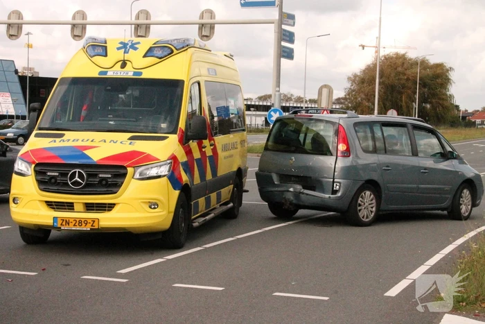 Twee auto's botsen op elkaar voor stoplicht