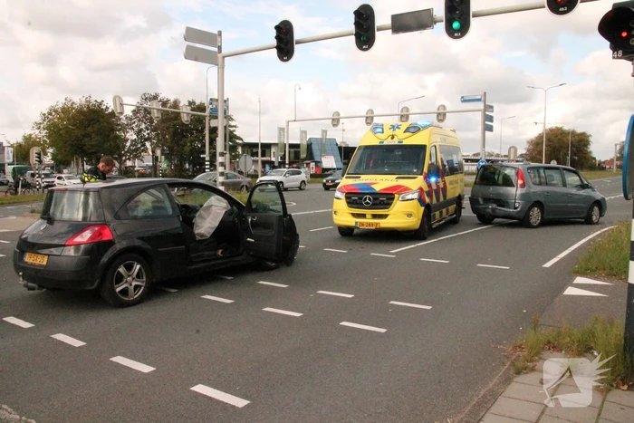Twee auto's botsen op elkaar voor stoplicht