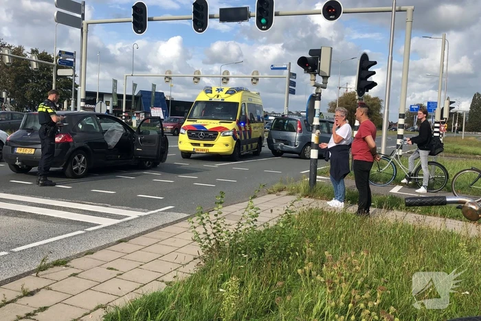 Twee auto's botsen op elkaar voor stoplicht