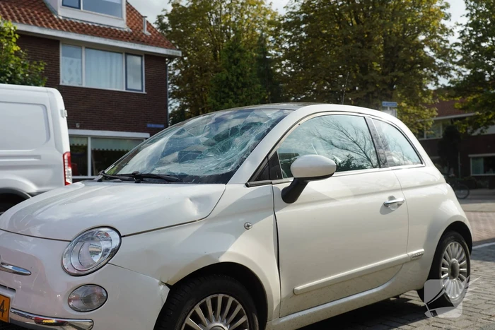 Racefietser geschept door auto en raakt gewond