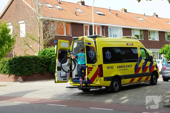 Racefietser geschept door auto en raakt gewond