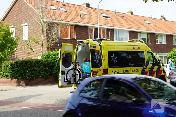 Racefietser geschept door auto en raakt gewond