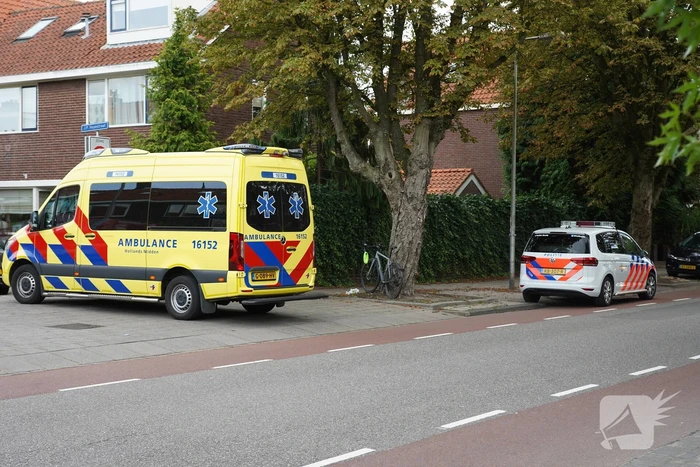 Racefietser geschept door auto en raakt gewond