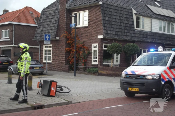 Maaltijdbezorger gaat hard onderuit met fiets