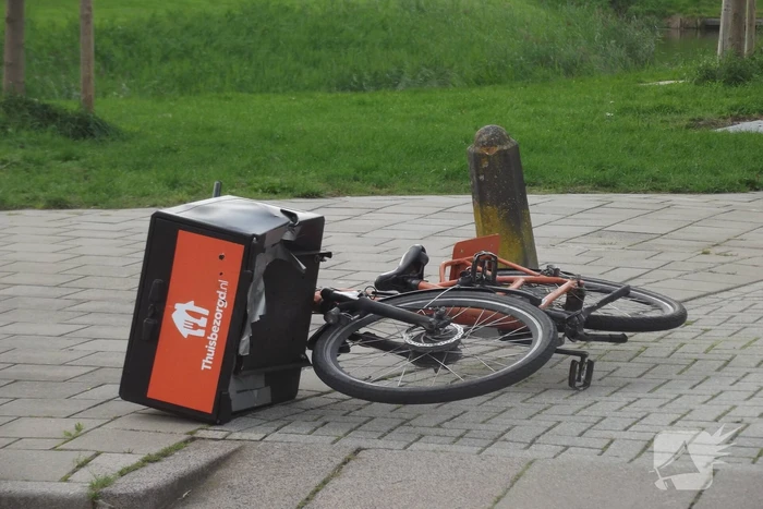 Maaltijdbezorger gaat hard onderuit met fiets