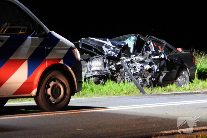 Twee personen bekneld bij zwaar ongeval