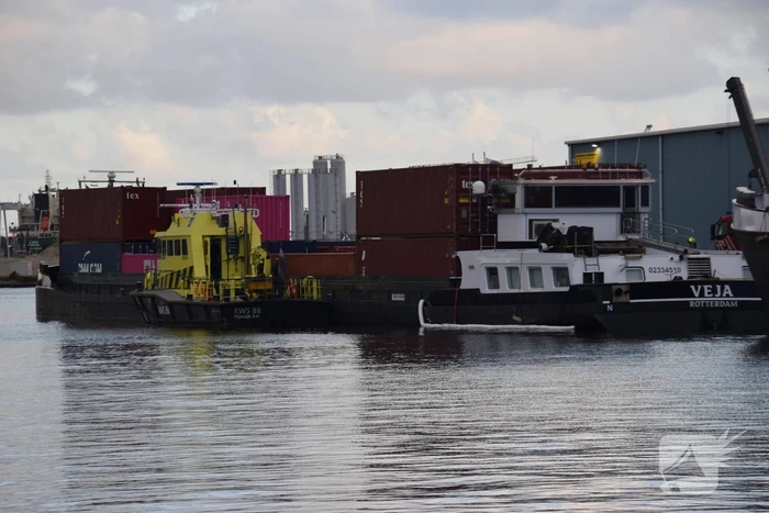 Machinekamer van binnenvaartschip loopt vol water