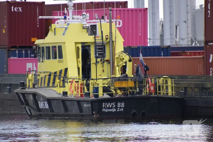 Machinekamer van binnenvaartschip loopt vol water