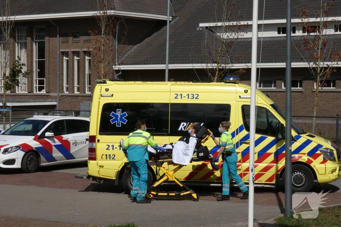 Steekpartij bij asielzoekerscentrum, verdachte slaat op de vlucht