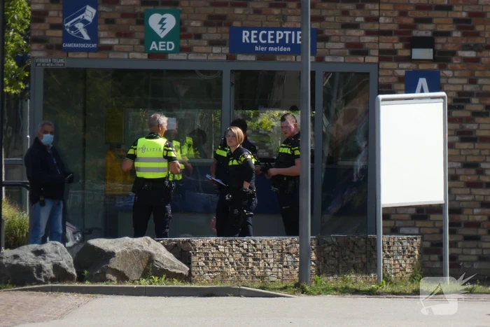 Steekpartij bij asielzoekerscentrum, verdachte slaat op de vlucht